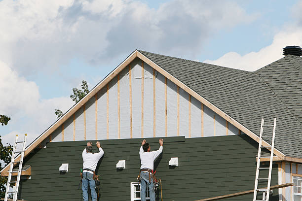 Professional Siding Contractor technician working in Kent, WA